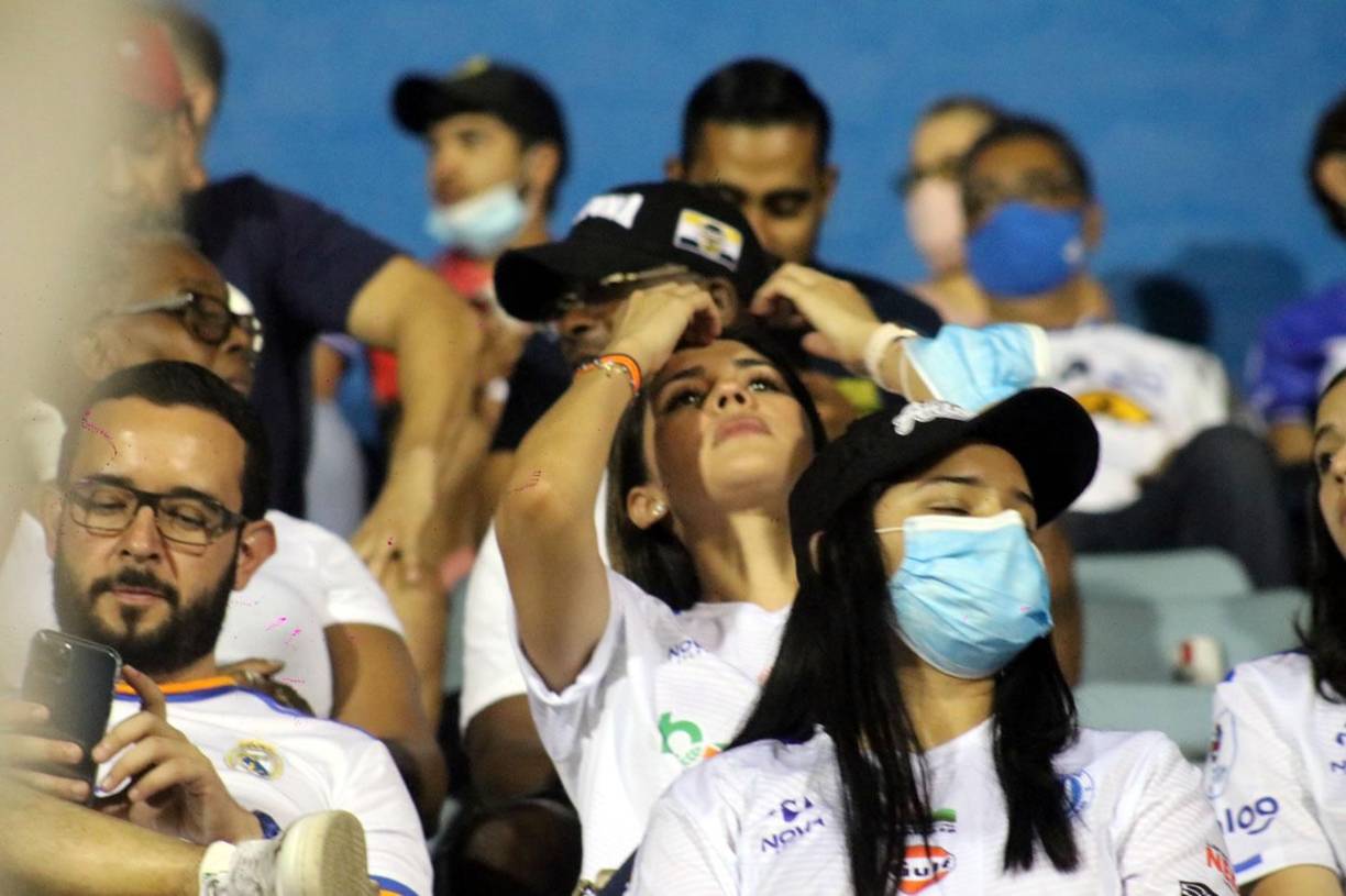 Eva Nazar no se perdió el partido del Victoria frente al Honduras Progreso.