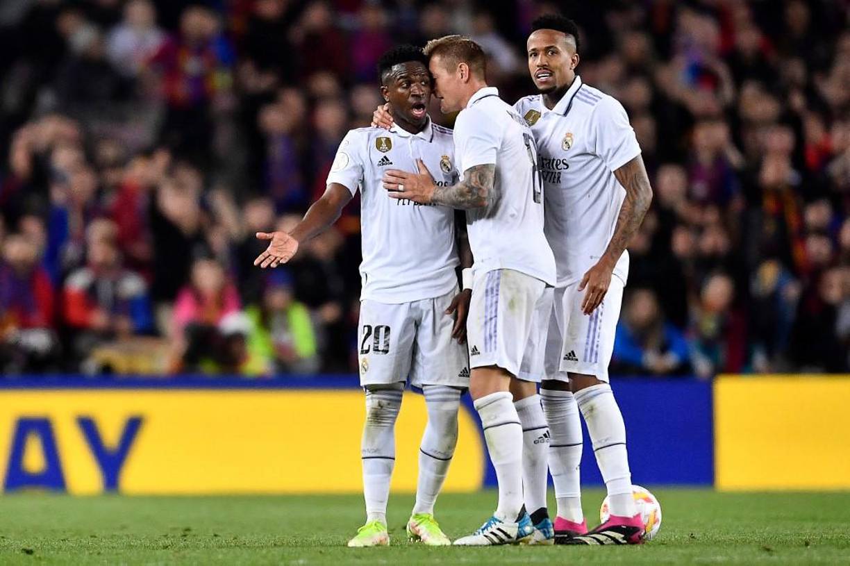 Vinicius estaba desquiciado al protagonizar varias peleas y tuvo que ser calmado por sus propios compañeros del Real Madrid.