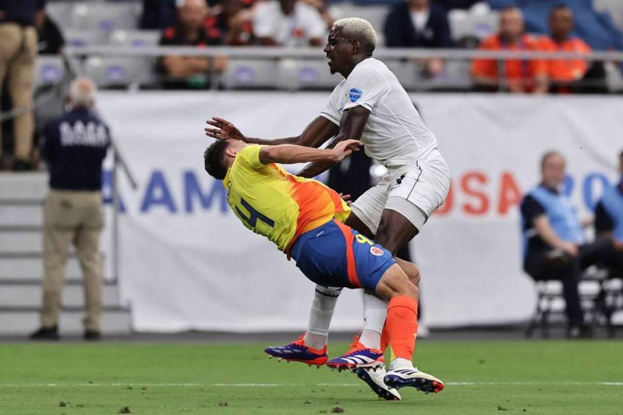 El partido ya terminaba y -Jose Cordoba le pegó una tremenda patada a Santiago Arias para que se marcara penal en el último minuto.