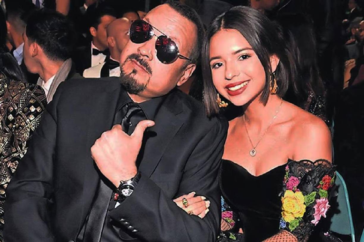 Pese a que los cantantes no tienen una relación directa, se sabe que el intérprete de “Por mujeres tú” se convirtó en suegro de<b> Christian Nodal</b>, ex pareja de Cazzu, en medio de un supuesto triángulo amoroso protagonizado por su hija<b> Ángela Aguilar</b>; lo que despierta la curiosidad de algunos usuarios por conocer su reacción al coincidir en el mismo lugar.