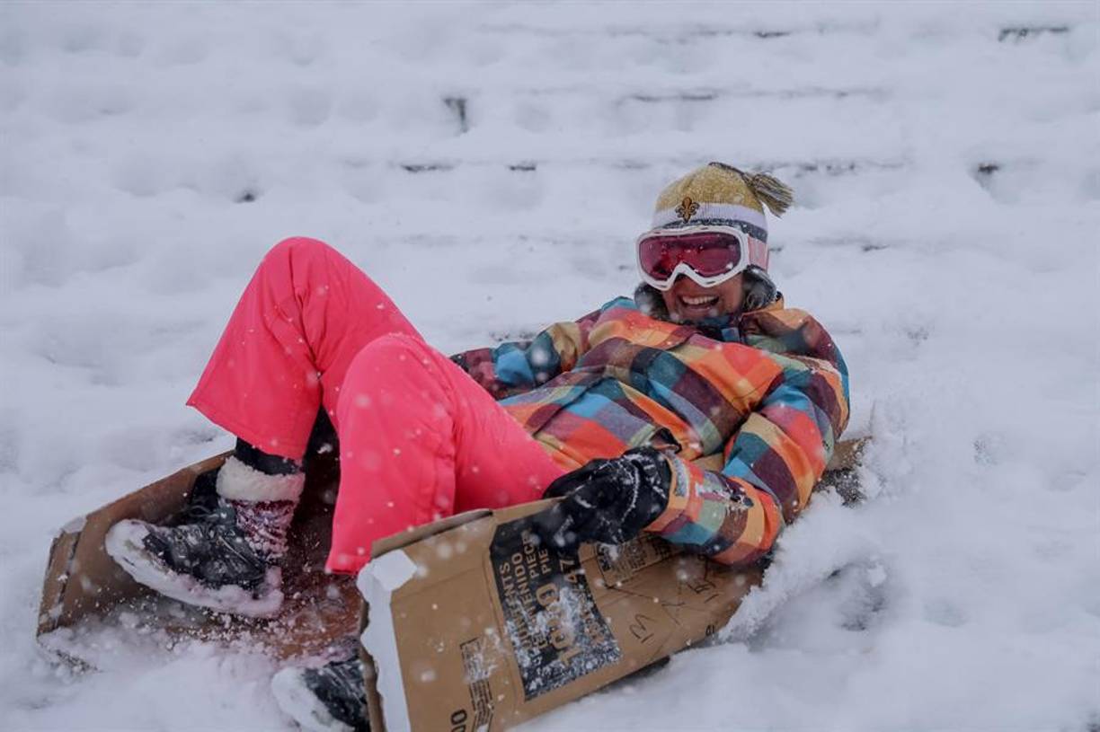Se trata de una inusual tormenta invernal que ha afectado al sur de Estados Unidos, llevando nevadas significativas a regiones poco acostumbradas a tales condiciones climáticas, como Luisiana y el norte de Florida, y manteniendo un “frío intenso” en el noreste del país.