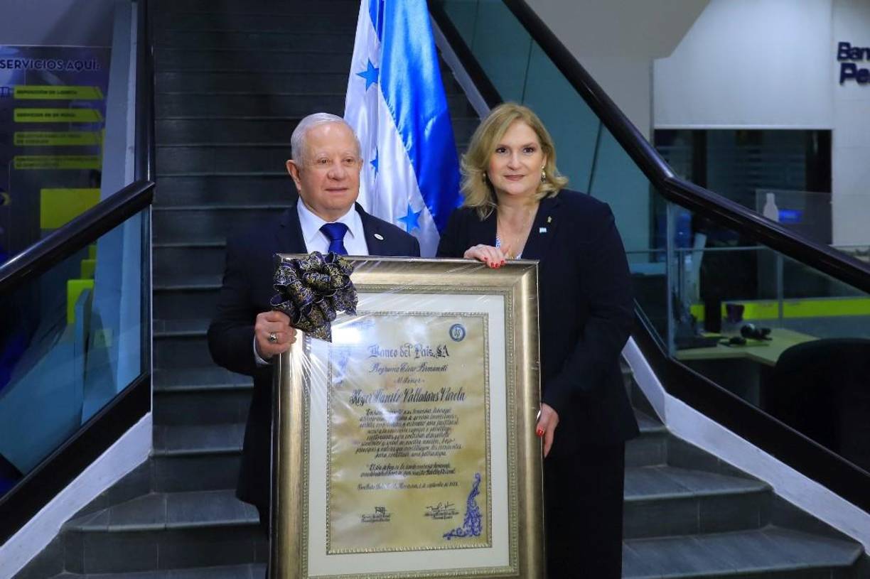 La señora María del Rosario Selman-Housein, expresó que el abanderado 2023 no solo se esforzó por superarse, sino que ha despejado el camino para que otros también lo hagan, por eso se reconoce su iniciativa y labor empresarial.