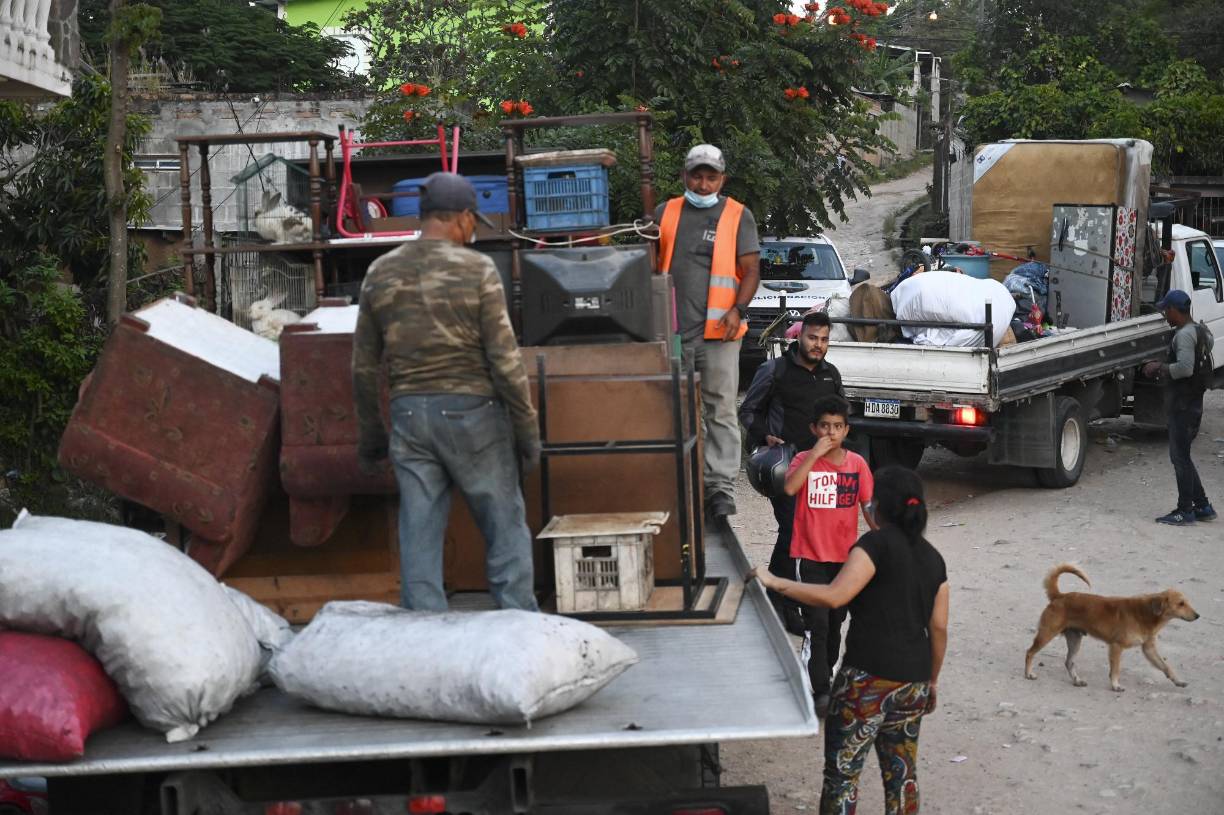 “Nos dijeron que nos daban plazo hasta las 2:00 pm para que nos fuéramos, y es por eso que estamos sacando nuestras pertenencias”, dijo muy angustiado en compañía de una pequeña hija.