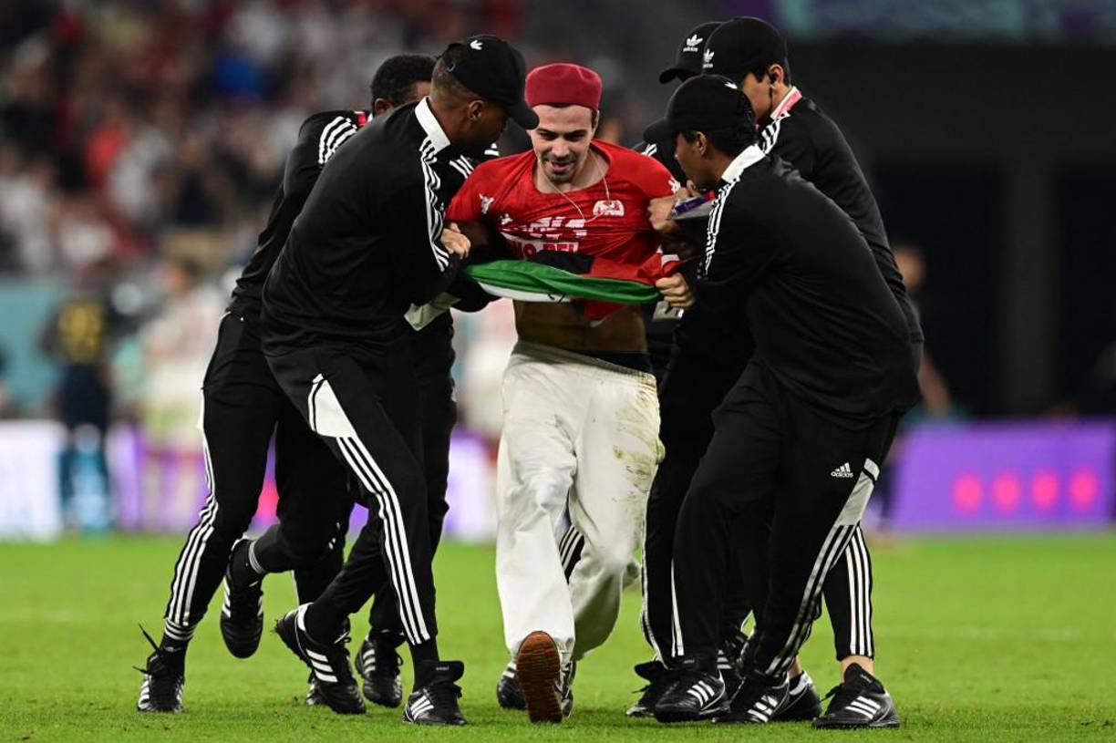 Los efectivos de seguridad arrestaron al invasor que detuvo por minutos el partido.