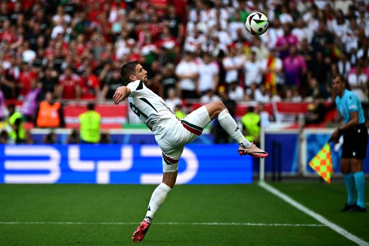 El atacante húngaro <b>Barnabás</b> <b>Varga</b> tuvo que ser evacuado en camilla el domingo, durante el partido de la Eurocopa-2024 entre Escocia y Hungría, después de una violenta caída.