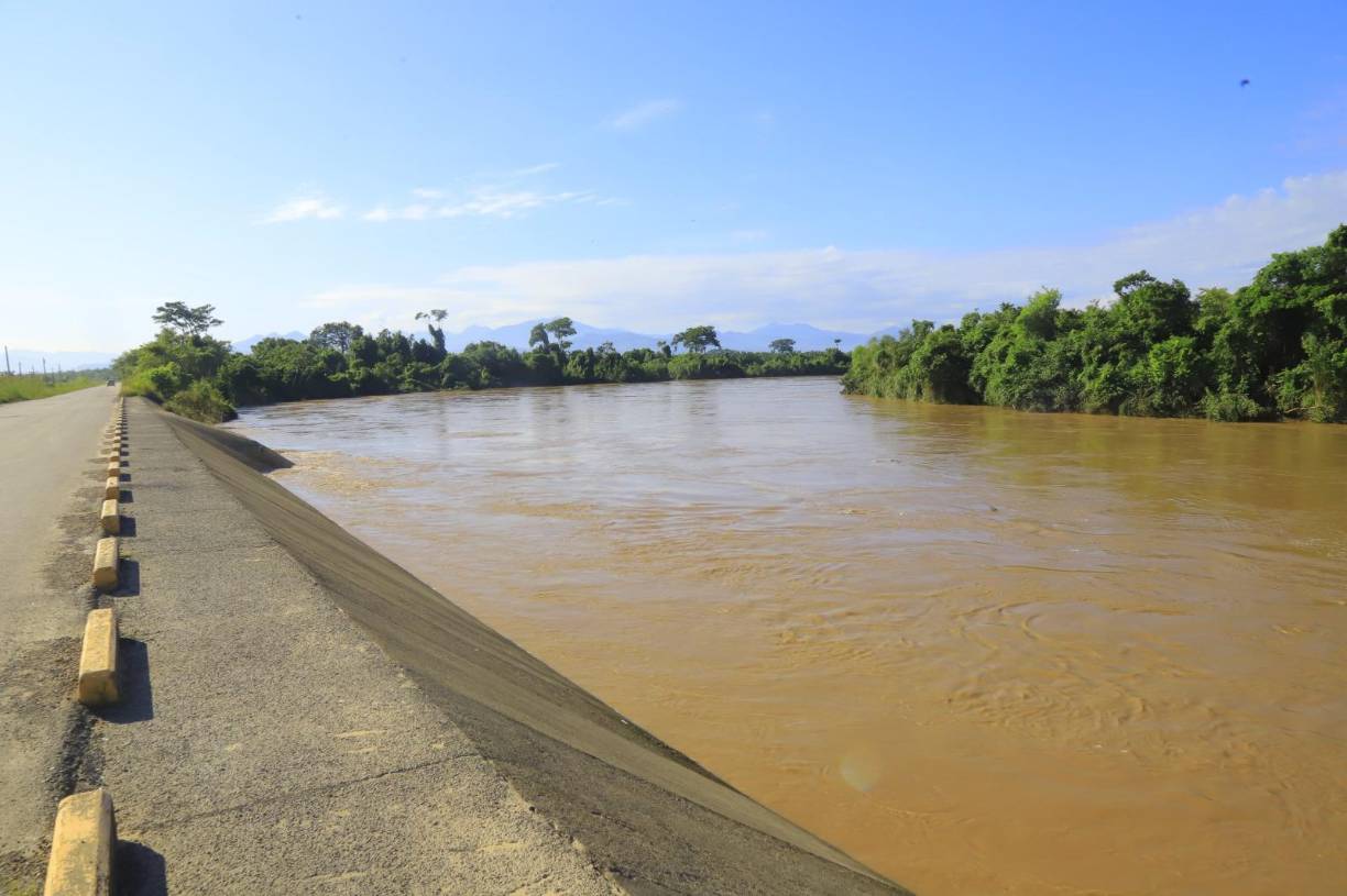 Algunos bordos siguen soportando el caudal crecido. 