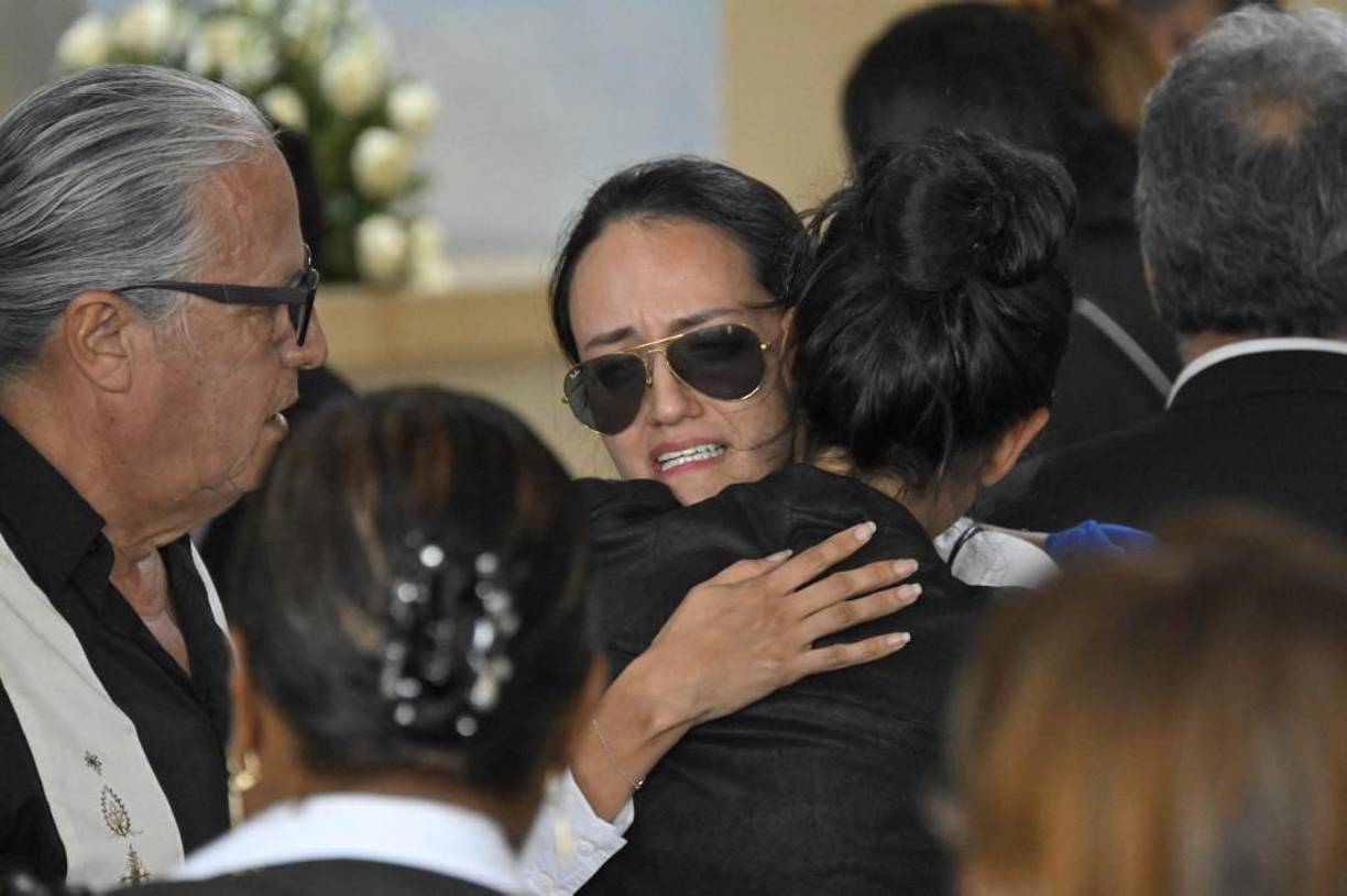 Ecuador se despidió este viernes del candidato a la Presidencia de Ecuador asesinado el miércoles, Fernando Villavicencio, en una jornada manchada por disputas familiares pero donde en el último momento decenas de seguidores han podido dar su último adiós tras el crimen político.