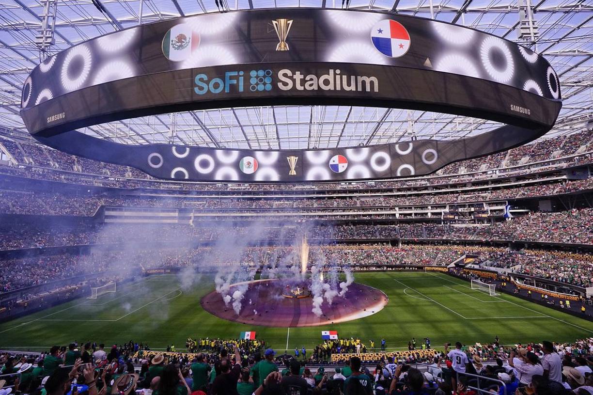 Un ambiente espectacular se vivió en el SoFi Stadium con un llenazo, entraron más de 70 mil espectadores.