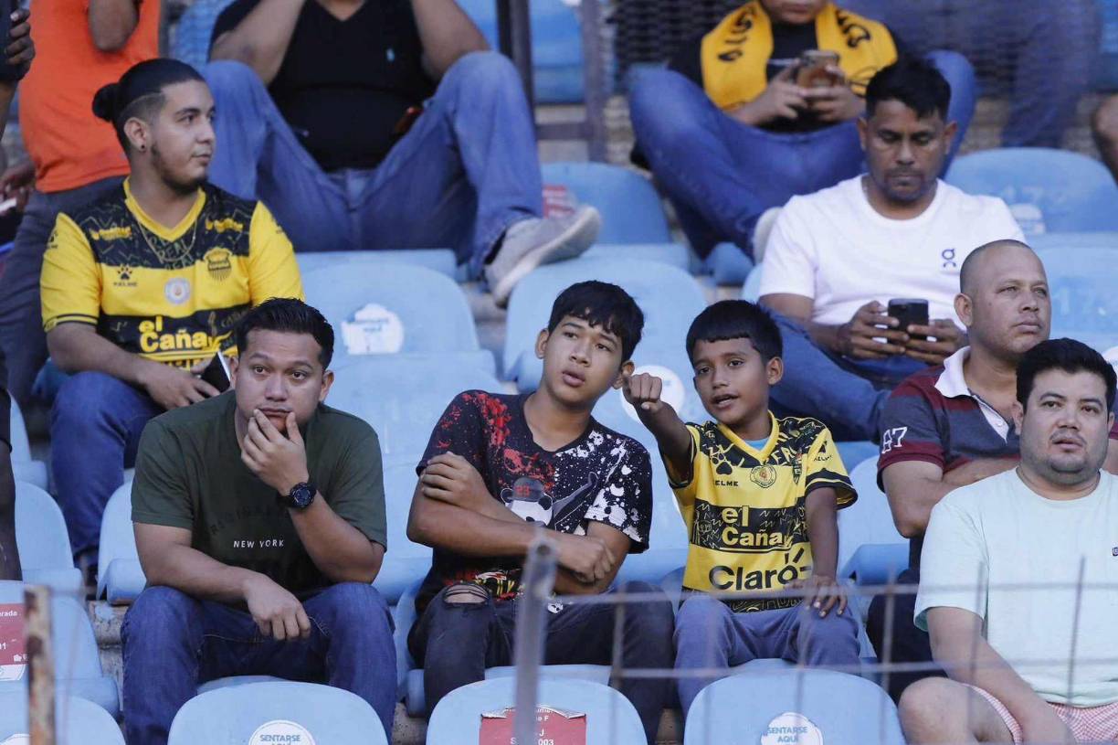 Chicas e impensado ambiente en el clásico Real España - Olimpia
