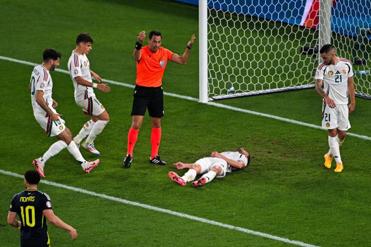 Barnabás Varga quedó inconsciente y el árbitro inmediatamente ordenó la atención médica.