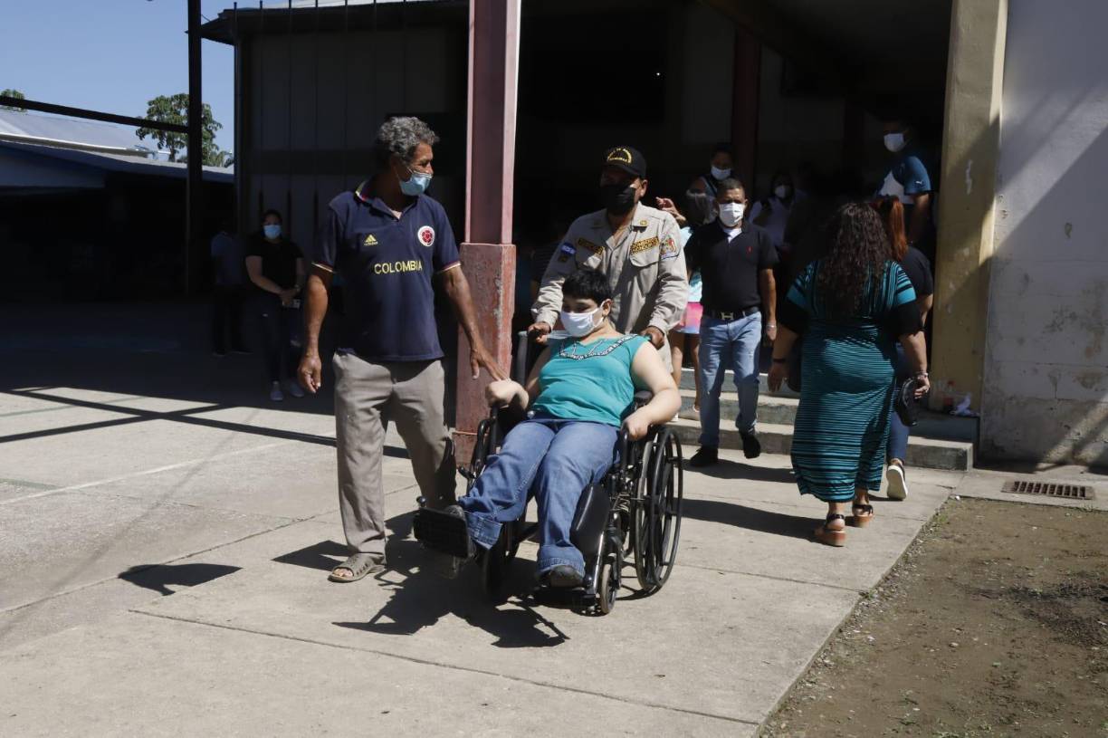 “Invitamos a todos los que no han venido a realizar esta labor”, comentaron los vecinos de barrio El Porvenir. “Cada cuatro años venimos a votar a este mismo sitio en pro de la democracia”, expresaron.