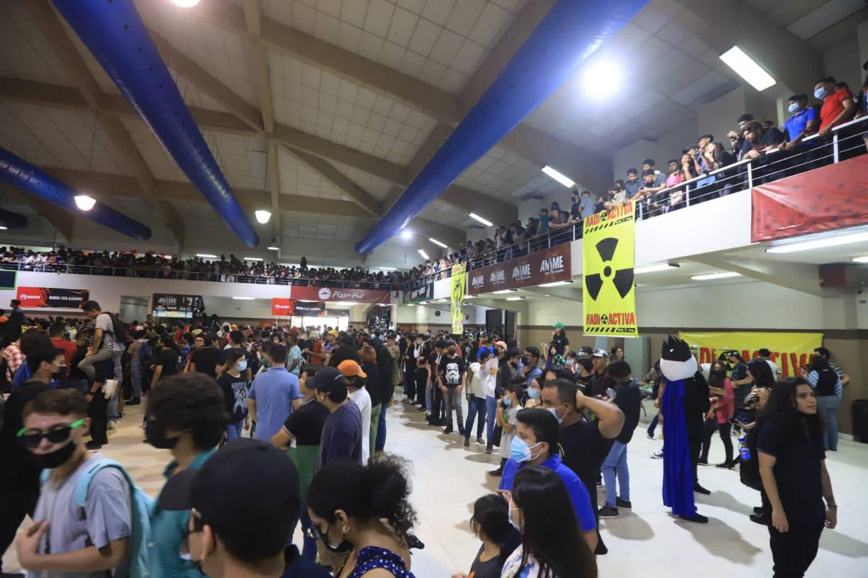 Cientos de catrachos hicieron fila para poder tener un autógrafo o una foto junto a Fernanfloo.