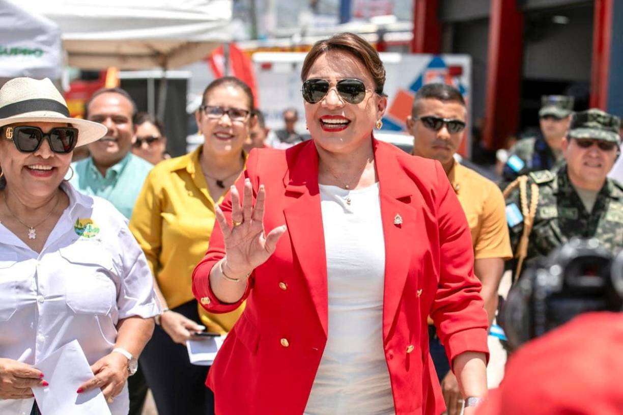 <b>Iris Xiomara Castro es política hondureña, presidenta de la República de Honduras desde el 27 de enero de 2022. Se trata de la undécima persona en ocupar el cargo desde la Constitución de 1982, además de la primera mujer en ejercer este cargo público. Fue elegida el 28 de noviembre del 2021 con 1,716,793 votos. </b>