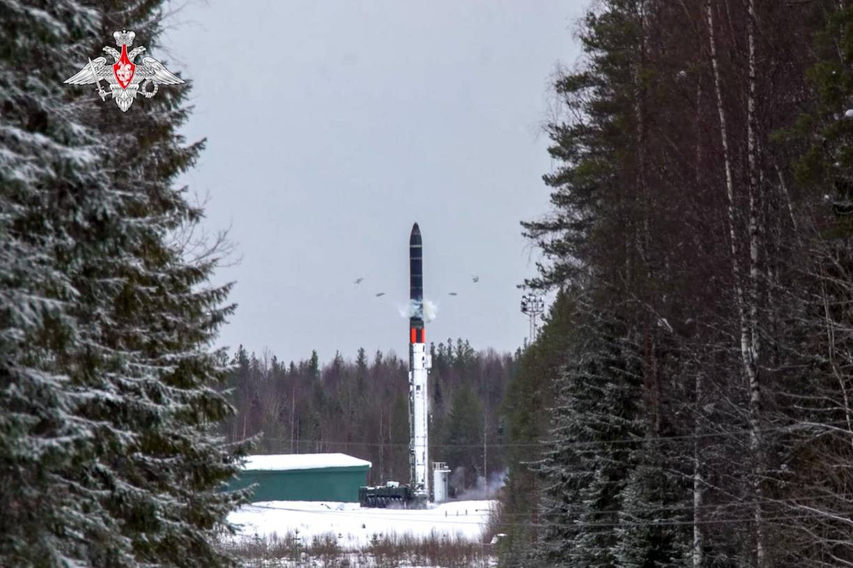 Los datos más recientes del Boletín de Científicos Atómicos indican que Rusia tiene 1.588 cabezas nucleares desplegadas en misiles balísticos y bases de bombarderos pesados, con otras 977 ojivas estratégicas y 1.912 ojivas no estratégicas en reserva.