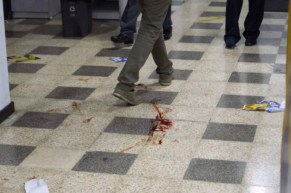 El médico Carlos Figueroa, amigo de la víctima y que le acompañaba en el momento del ataque, manifestó a la prensa que durante el atentado hubo como 30 disparos.