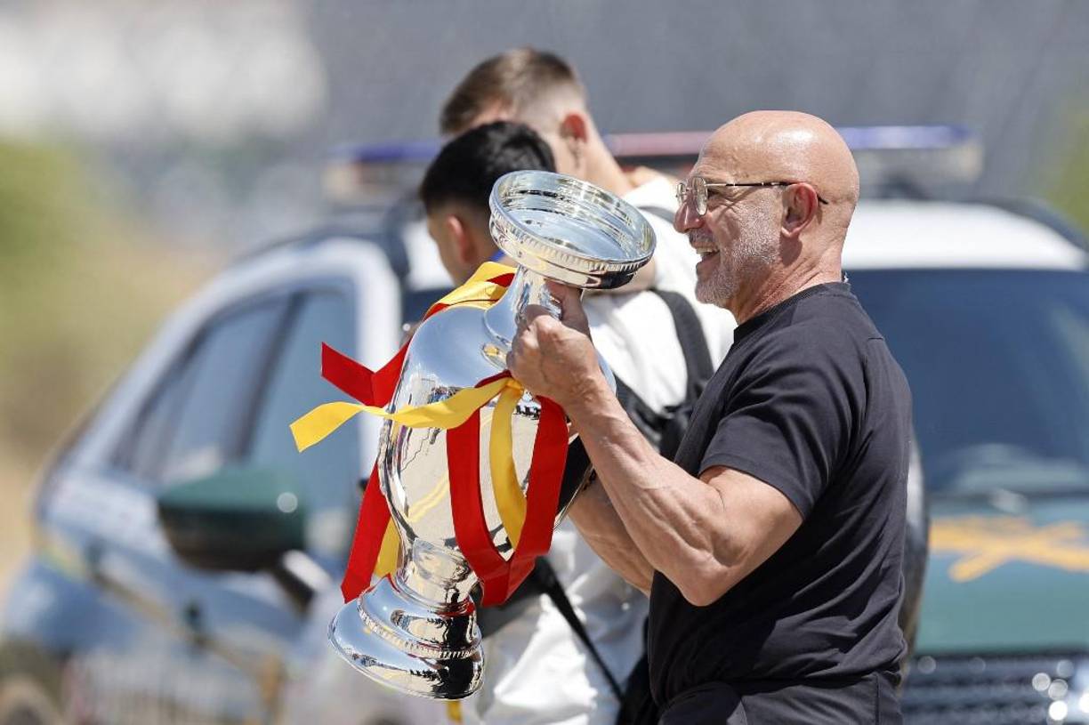 Luis de la Fuente, DT de la Roja, encabezó la llegada de España a Madrid. 
