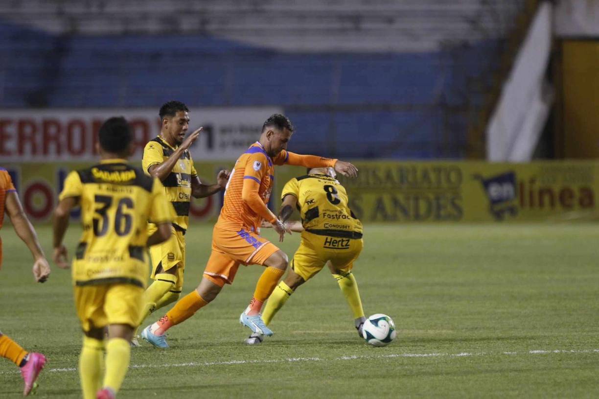 En el segundo tiempo parecía que nada iba a cambiar y el resultado no cambió, hasta el final, para sorpresa de muchos de una forma épica.