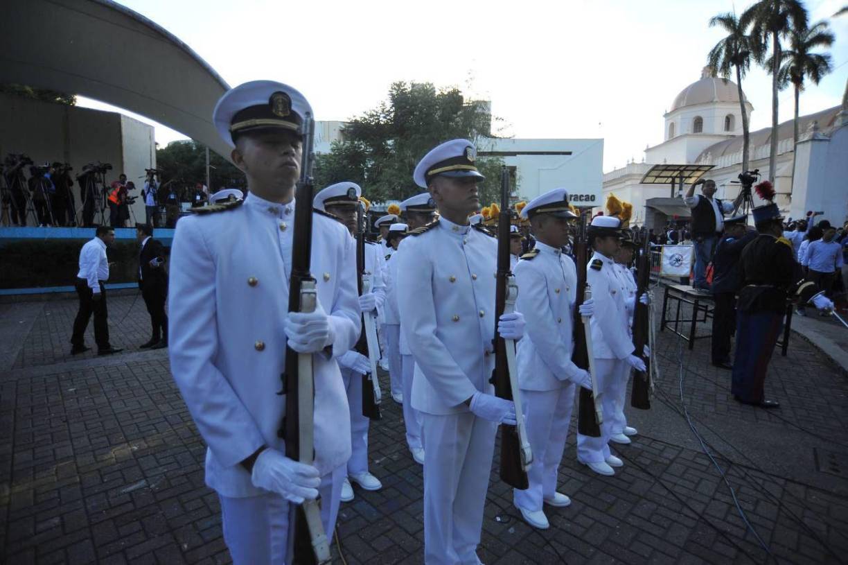 Los actos en el Parque Central, culminaron con el grito de Independencia de la presidenta Xiomara Castro: “Viva Honduras, viva la República, viva la Independencia, viva la Independencia, viva la Independencia”.