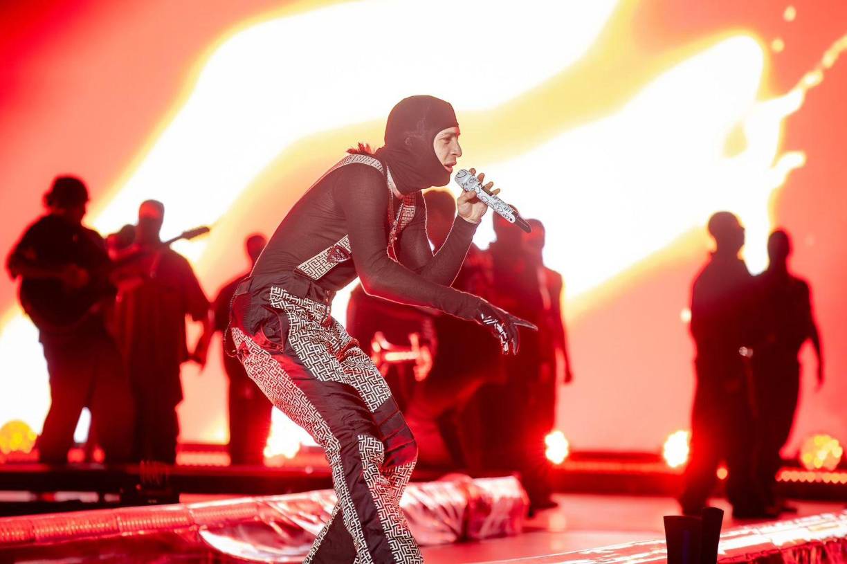 Para esta ocasión, Peso Pluma apareció en el concierto con su característico pasamontañas, una playera negra y tirantes brillantes ligados a su pantalón.