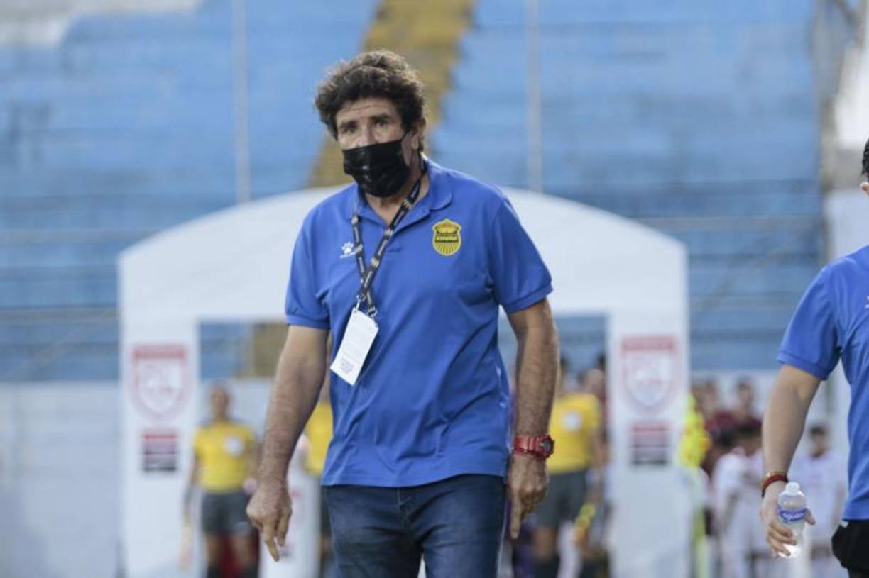 Héctor Vargas: Tras su salida del Real España, el entrenador argentino podría volver al banquillo del Victoria en el 2023.