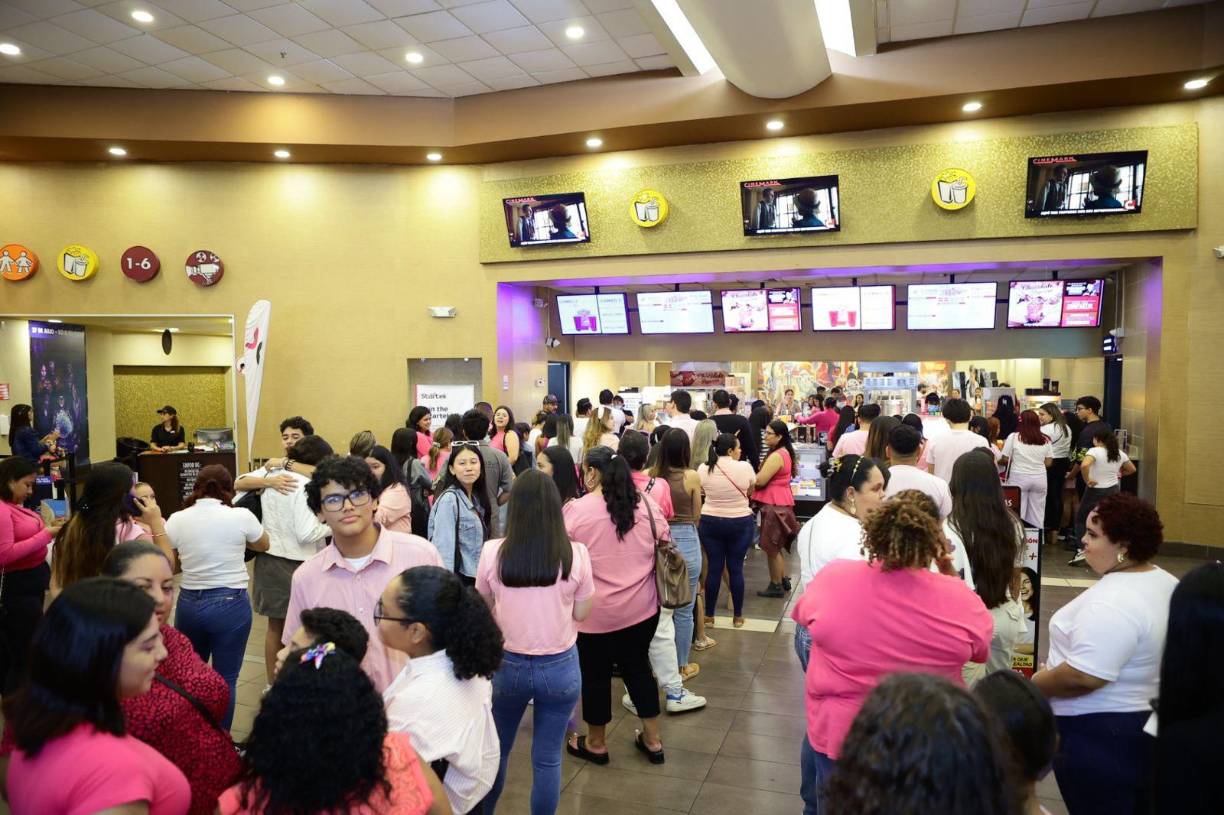 La mayorías de los fans de Barbie llegaron a ver la película con atuendos rosa.