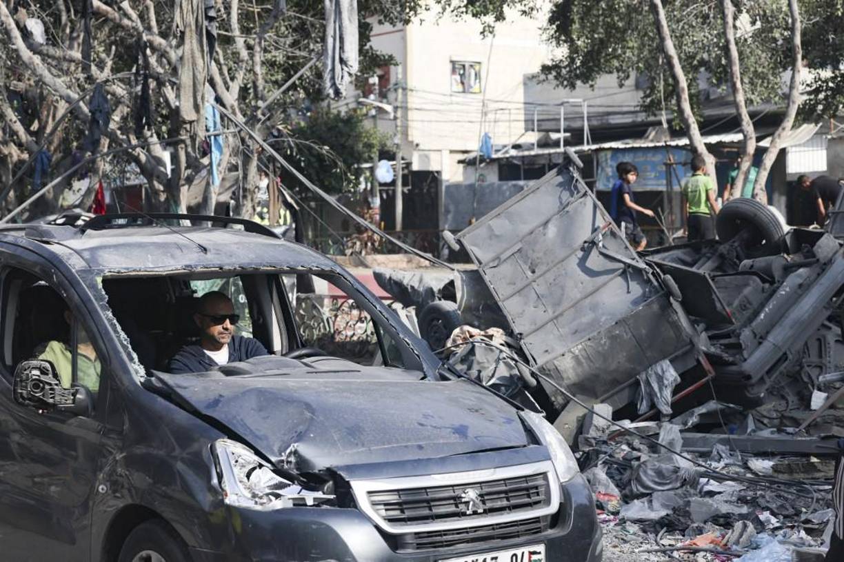 Sin embargo, las fuerzas israelíes han seguido bombardeando la parte meridional de la franja, donde las condiciones de vida son cada vez más críticas por el hacinamiento, el colapso de los hospitales y la escasez de agua potable, alimento, medicinas y electricidad. EFE