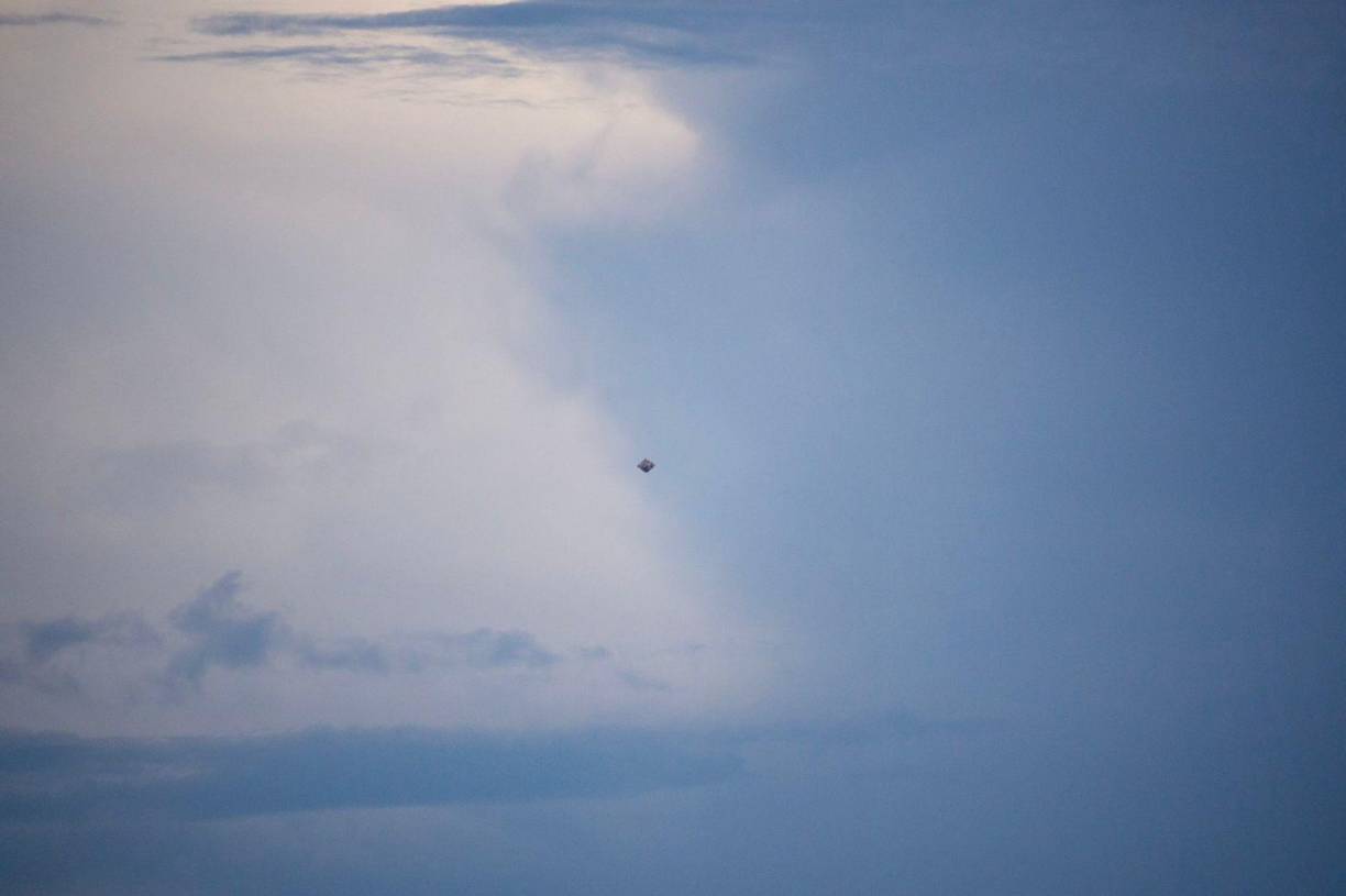 “La seguridad de nuestro personal de servicio, nuestras bases e instalaciones y la protección de la seguridad de las operaciones estadounidenses en tierra, cielo, mar y espacio son primordiales”, afirmó Ryder, quien añadió que Estados Unidos se toma muy “en serio” los informes de incursiones en su espacio aéreo, terrestre o marítimo.