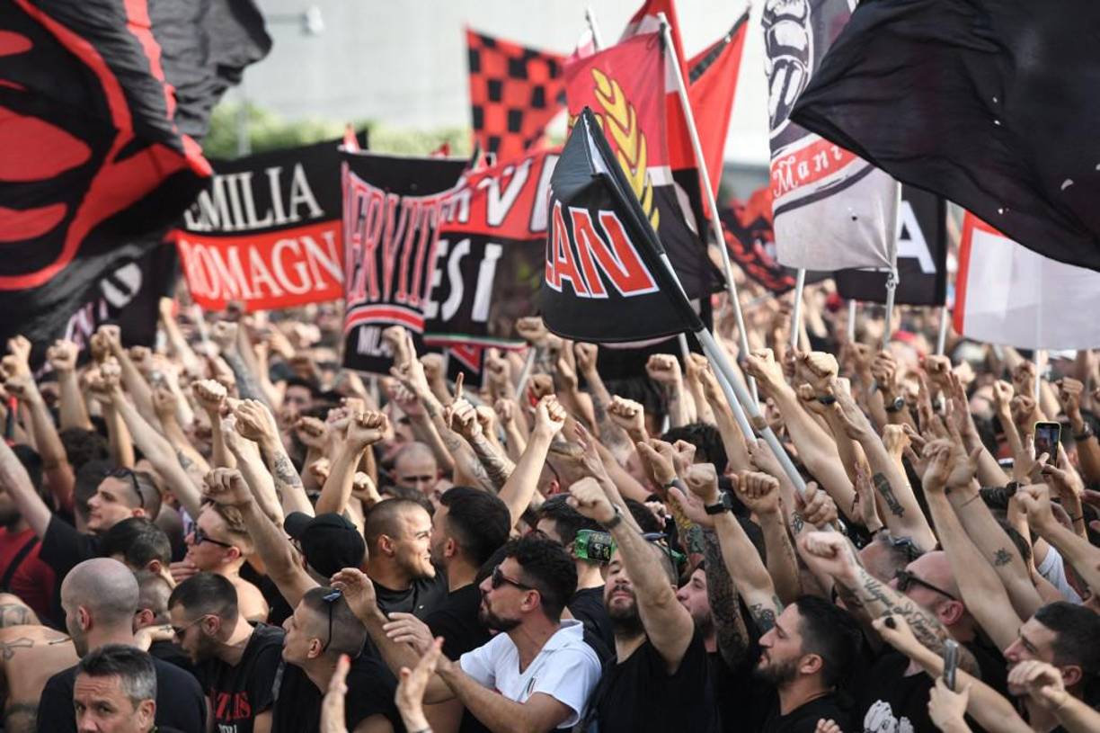 Las calles de Milan se llenaron de aficionados rossoneros que celebraron a lo grande la obtención del Scudetto.