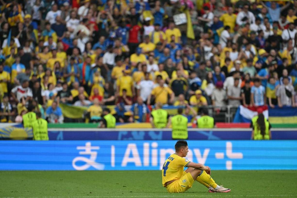 El ucraniano Georgiy Sudakov quedó solo en el centro del campo y se mostró dolido por la eliminación. 