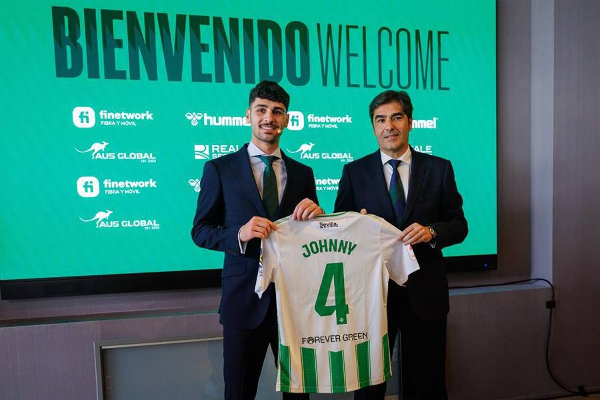 El centrocampista Johnny Cardoso, internacional estadounidense de origen brasileño, afirmó este martes en su presentación como futbolista del Real Betis que “es un sueño” fichar por “un club tan grande”, en el que se siente como “en casa”, y jugar “para una afición que es un espectáculo por cómo apoya al equipo”.
