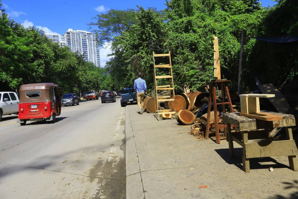 Mesas de comedor, bancos, sillas, casas para mascotas y pájaros, muebles de cocina, adornos de todo tipo, son solo algunos de los enseres que elaboran los pequeños comerciantes .