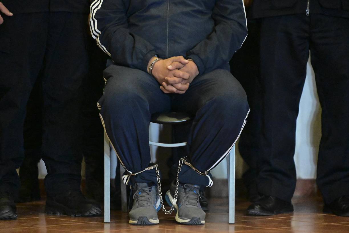  Bonilla Valladares, según las autoridades de EE.UU., abusó de su cargo para violar la Ley y “supervisó el envío de múltiples toneladas de cocaína hacia Estados Unidos, usó ametralladoras y otras armas para conseguirlo, y participó en violencia extrema, incluyendo el asesinato de un traficante rival, para impulsar la conspiración”.