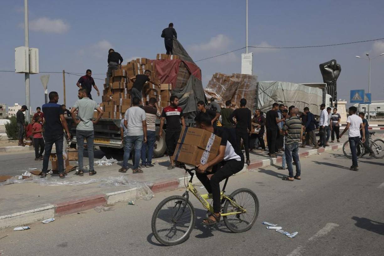 “Vi un muerto en el camino, sí, un hombre en un coche”, asegura un taxista, que también desistió de su intento de alcanzar el norte de la asediada Franja.