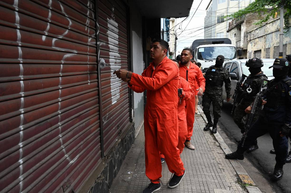 También los de otras bandas que habían pintado para marcar su territorio en barrios del sur de la capital y Estadio Nacional Chelato Uclés, en el centro.