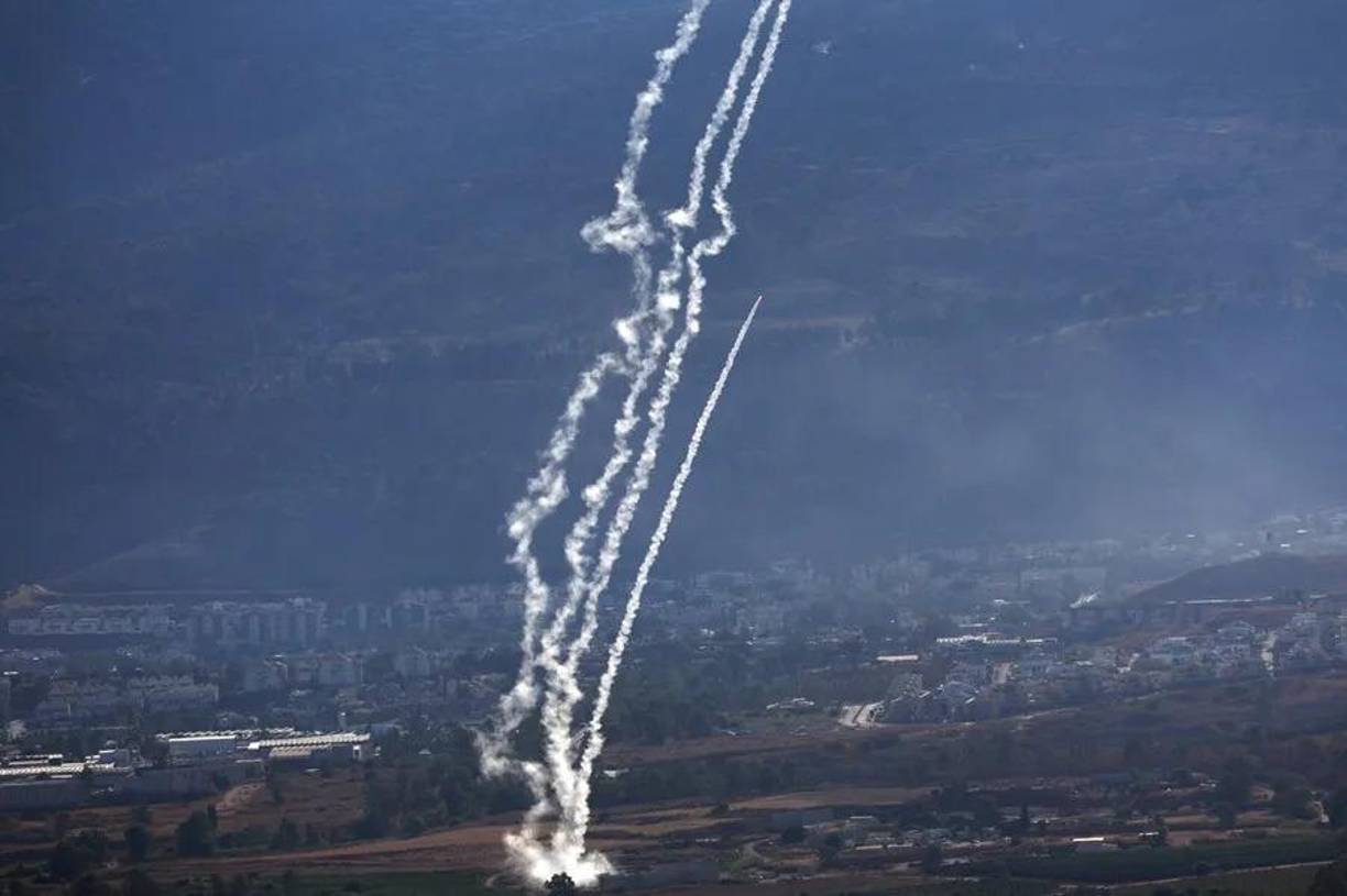 El Ejército israelí detectó alrededor de 210 cohetes y unos 20 drones explosivos lanzados por Hizbulá hacia el norte de Israel, donde impactaron algunos proyectiles causando daños leves, aunque la mayoría fueron interceptados.