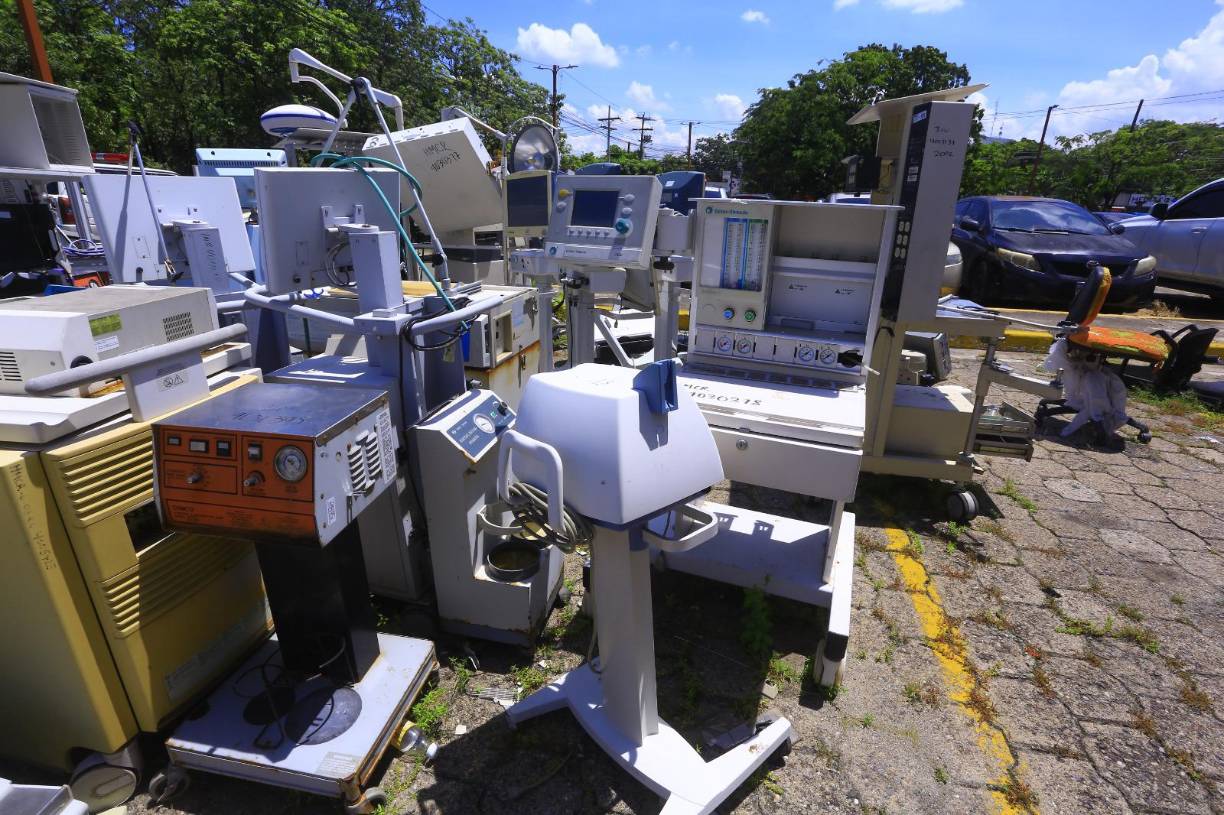 Diversos monitores de signos vitales y otras máquinas de estudios médicos se acumulan en el predio
