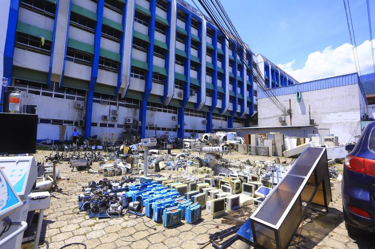 Una parte del parqueo es ocupada por mobiliario y equipo desechado en diferentes épocas