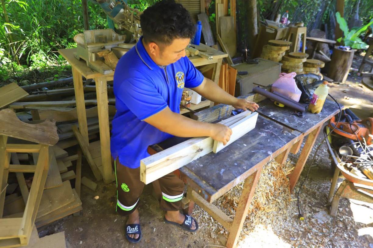 Haciendo uso de sus hábiles manos, algunas herramientas y algo muy importante, su imaginación, la cual juega un papel preponderante para lograr un acabado satisfactorio en cada uno de los muebles que elaboran.