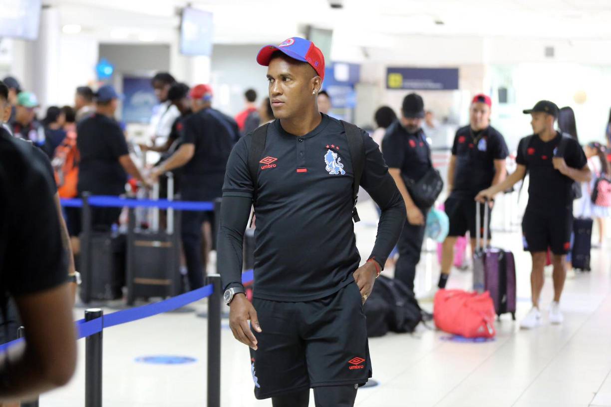 Brayan Beckeles en su llegada al aeropuerto precio a partir rumbo a El Salvador.
