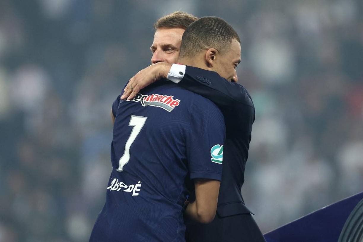 El club hace presión de esa forma sobre el que ha sido su estrella en las últimas temporadas para “recuperar” 80 millones de euros equivalentes a la prima de fidelidad a la que el jugador había propuesto renunciar el pasado verano a cambio de ser reintegrado en el grupo del que se le había excluido.