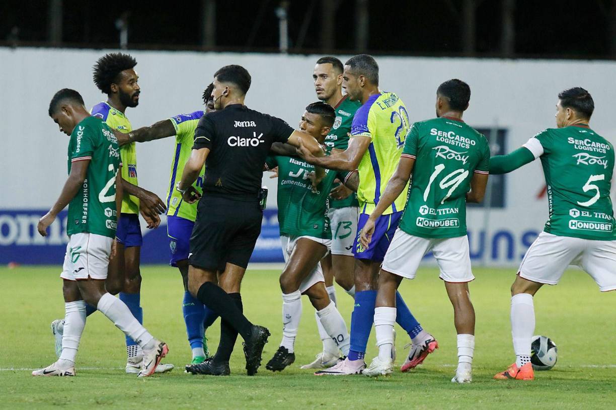 Asimismo, se dio una bronca entre jugadores de Marathón y Olancho FC en el recinto sampedrano.