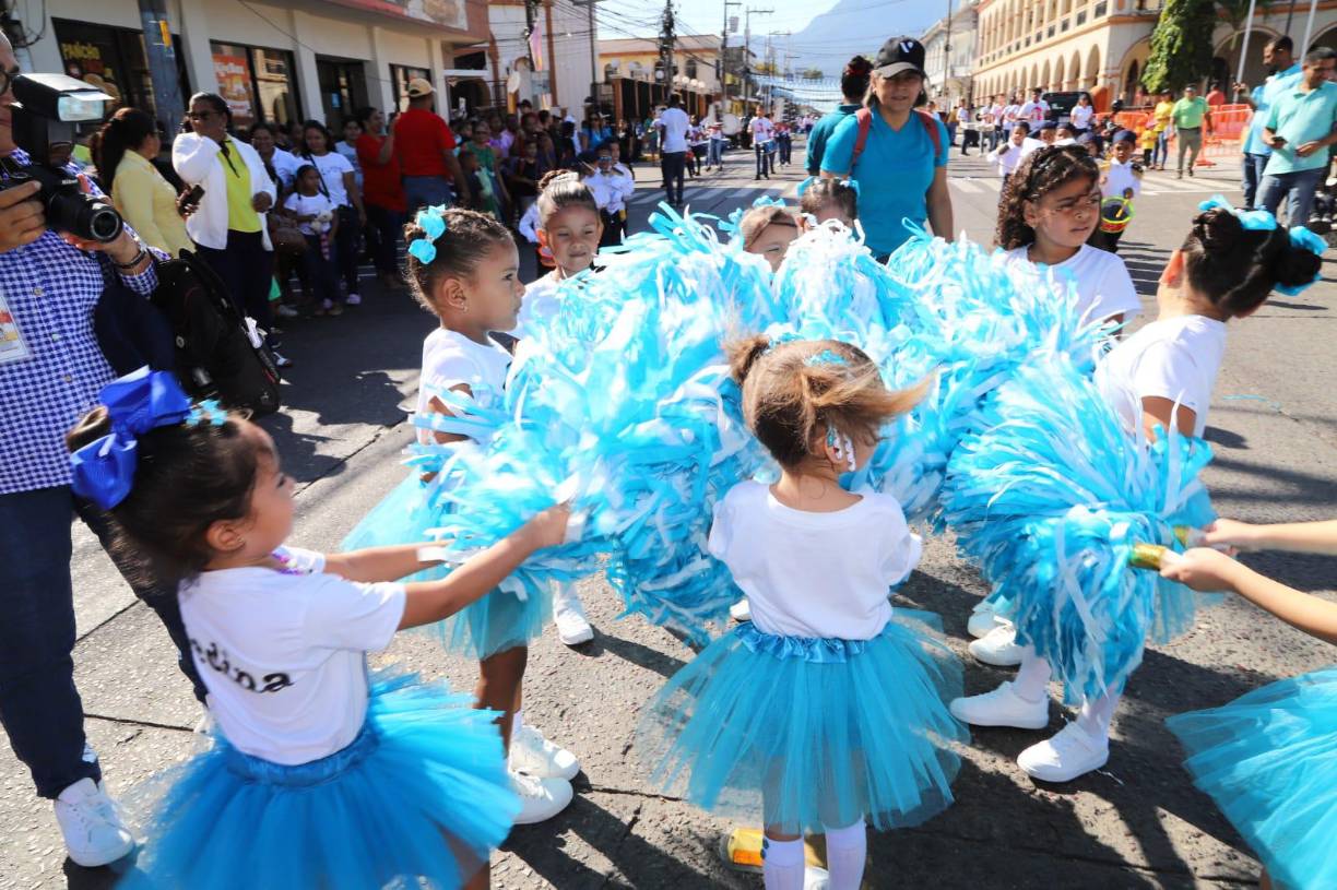 Los niños se lucen en desfiles patrios en La Ceiba