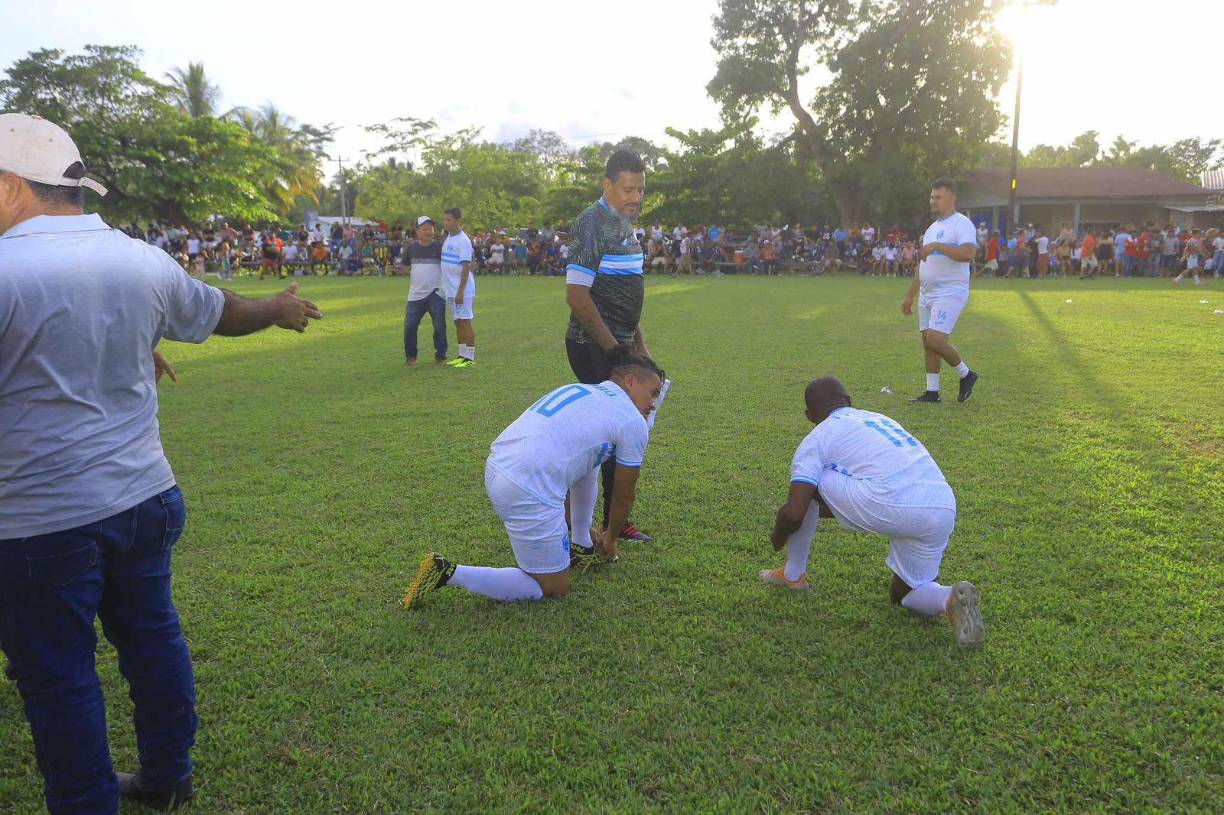 Tyson y Rambo atándose las botas previo al inicio del segundo tiempo del partido.
