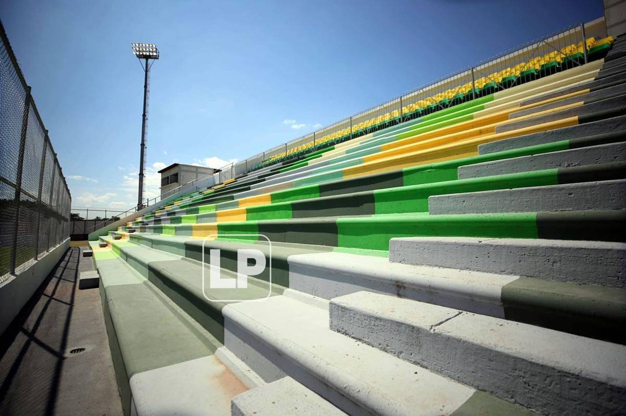 Las graderías también recibieron una limpieza y pitado total.