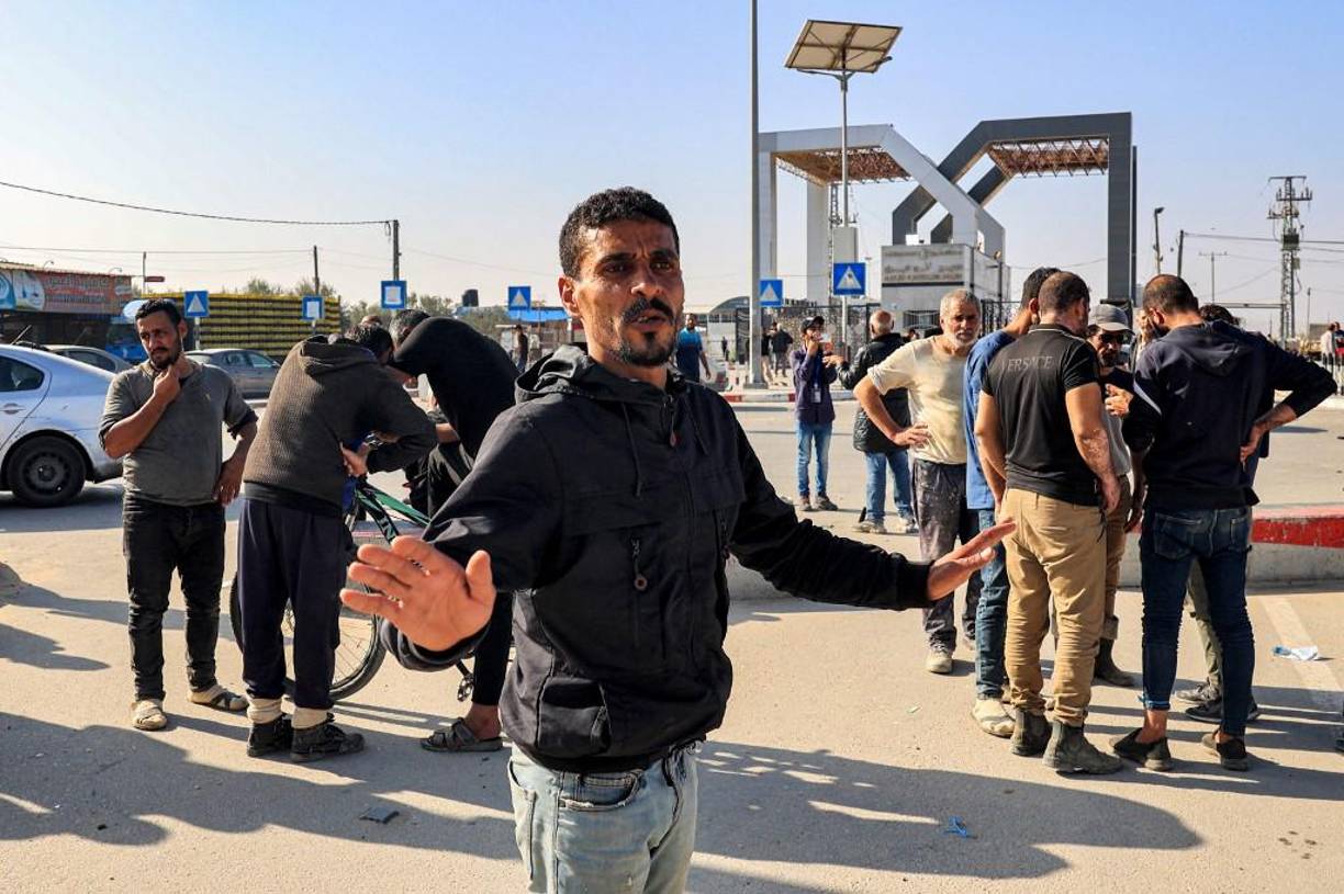 El ministro de Salud egipcio, Jaled Abdelgafar, dijo hoy desde un hospital del norte del Sinaí, en el que están ingresados heridos palestinos de Gaza, que su país recibe a diario “entre 40 y 50 casos” desde que el cruce terrestre de Rafah fue abierto el miércoles, “en su mayoría niños y mujeres”.