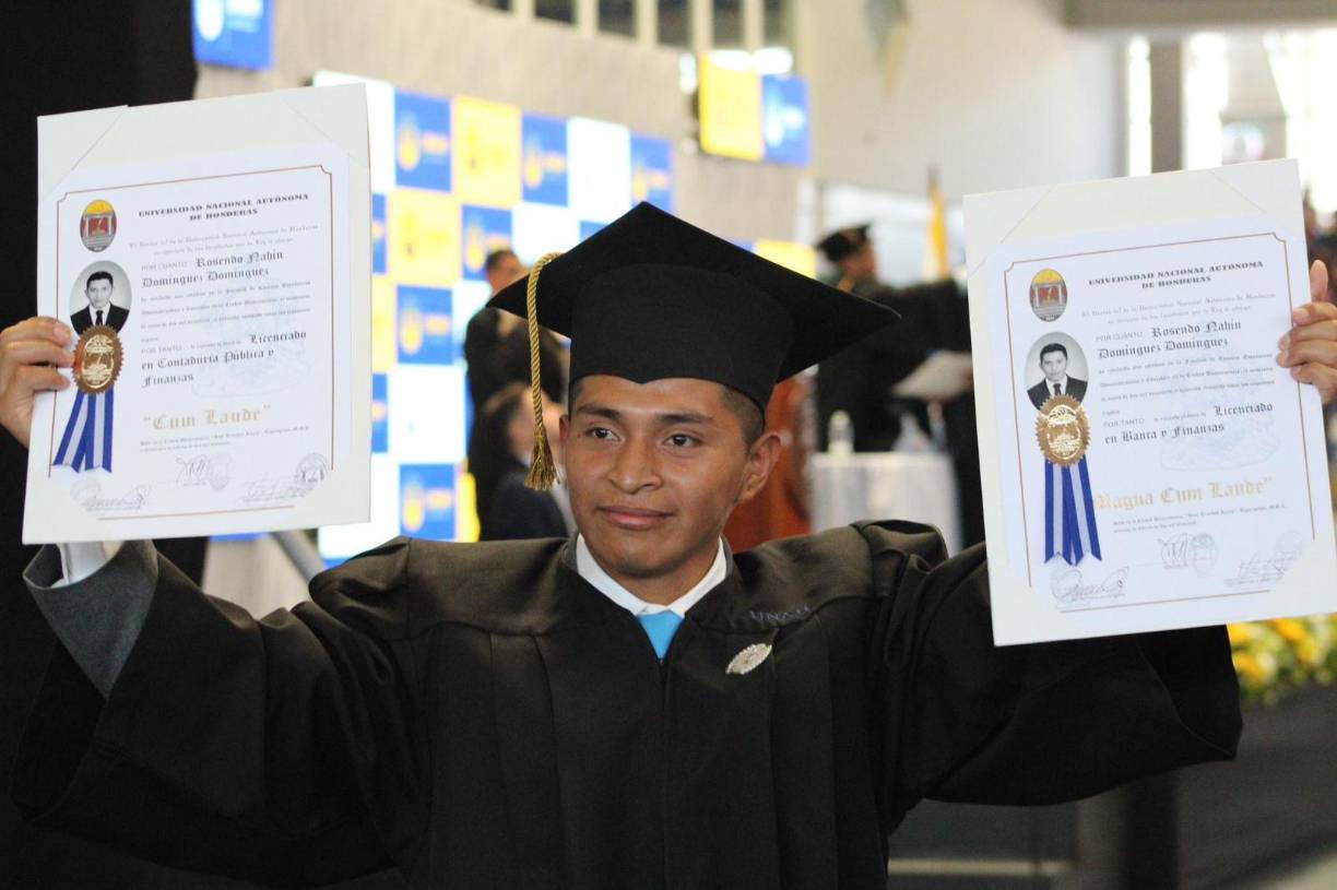 El hondureño Rosendo Nahín Domínguez Domínguez se graduó el martes (28 de marzo de 2023) con honores de dos licenciaturas en la Universidad Nacional Autónoma de Honduras (Unah). 