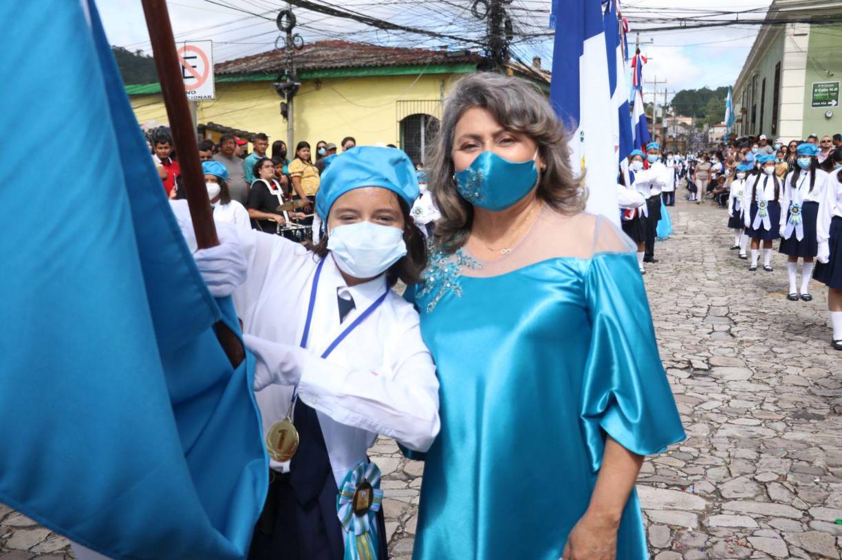 La Guía Técnica Jerónimo J. Reina desfiló con sus estudiantes de excelencia académica.