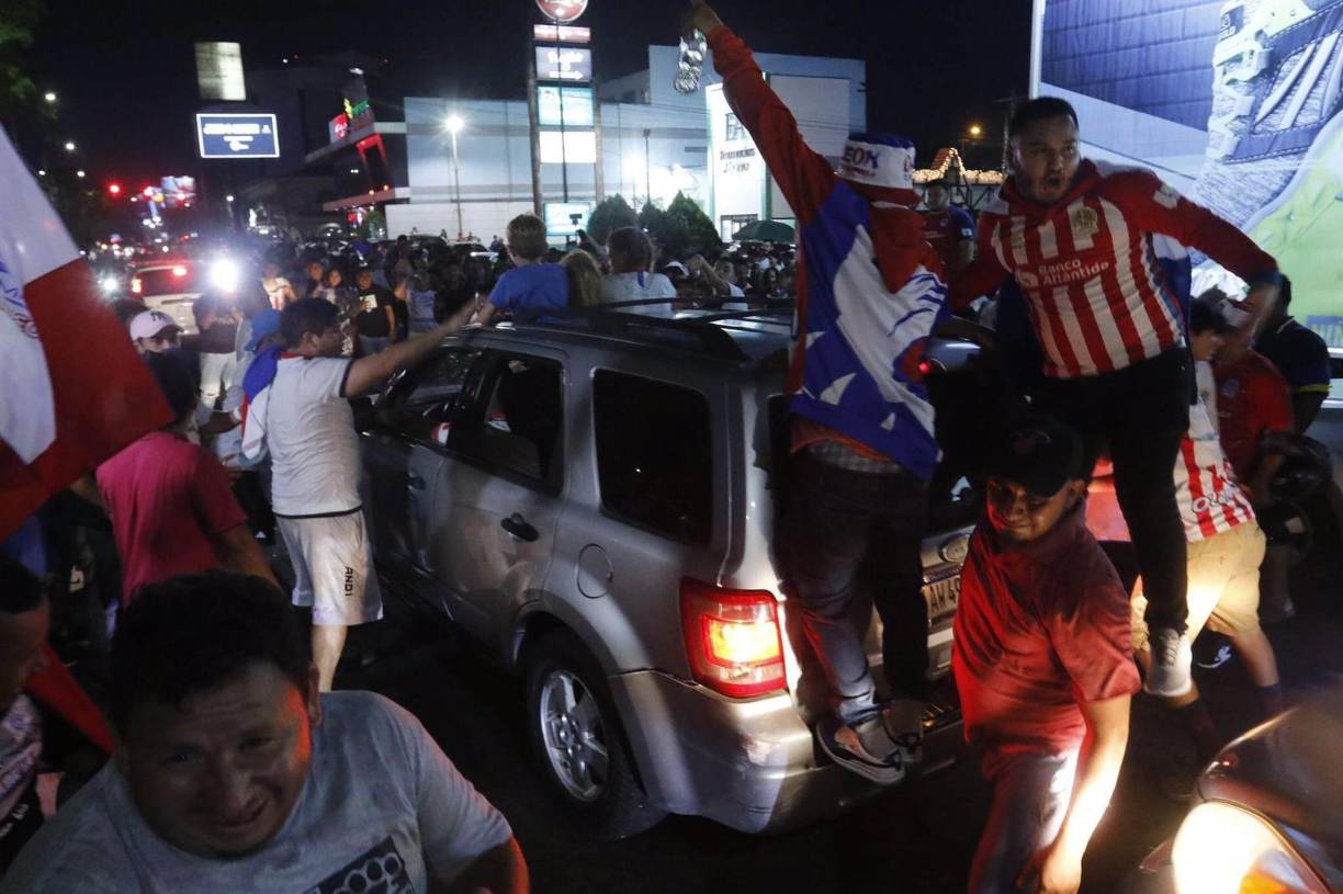Ninguno de los automóviles se escapó de los aficionados que festejaron con locura el bicampeonato.
