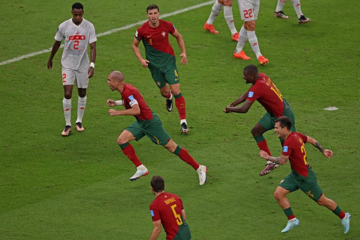 En la noche en la que el juvenil Gonçalo Ramos dejó sentado en la banca a <b>Cristiano</b> <b>Ronaldo</b> y anotó un triplete, el inacabable Pepe se convirtió en el segundo jugador más veterano en anotar un gol, después del legendario delantero camerunés Roger Milla.