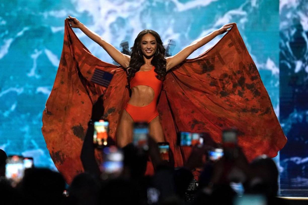 Big Freedia también fue parte del jurado, completado por la periodista y presentadora cubana Myrka Dellanos, Miss Universo 2010, la mexicana Ximena Navarrete, la ejecutiva de la empresa Roku Sweta Patel, Miss Universo 1998 Wendy Fitzwilliam, la actriz y periodista Emily Austin y la CEO y fundadora de O Skin Med Spa Olivia Quido.